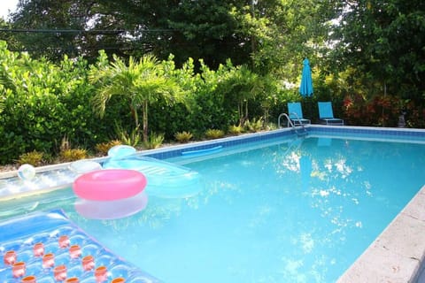 HOUSE WITH POOL, 10 MINS DRIVE TO THE BEACH! Maison in Biscayne Park