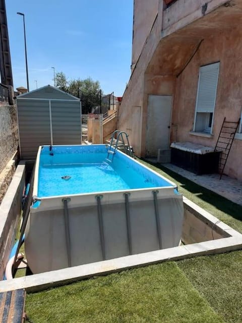 HAUT DE VILLA AVEC PISCINE. 7 COUCHAGES House in La Ciotat