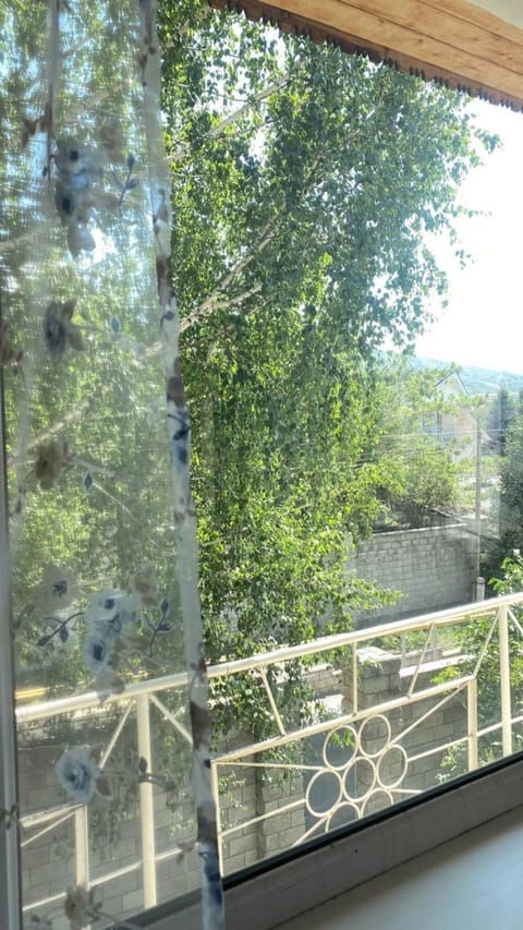 Room in the house, with mountain views and squirrels in the yard Maison de campagne in Almaty