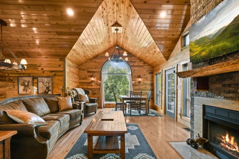 Rustic Hideaway cabin House in Sevierville