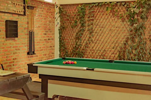 Billiard, Game Room