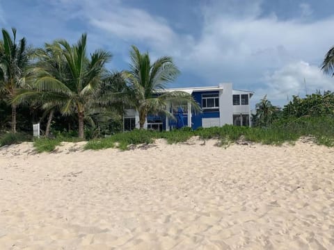 Beach'nBarefoot (Love Beach) - nestled on the beach Condo in Nassau