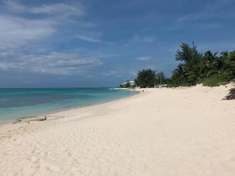 Beach'nBarefoot (Love Beach) - nestled on the beach Apartment in Nassau