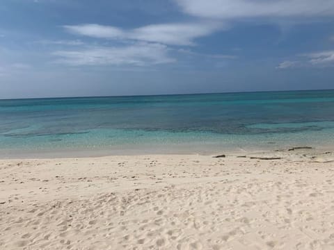 Beach'nBarefoot (Love Beach) - nestled on the beach Condo in Nassau