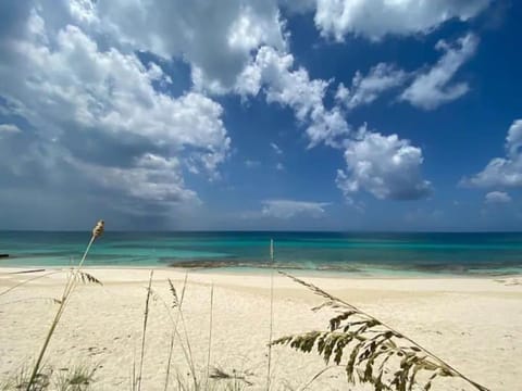 Beach'nBarefoot (Love Beach) - nestled on the beach Copropriété in Nassau