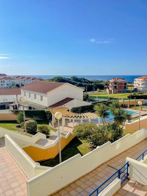 Peniche master bedroom with sea view balcony, private bathroom, shared kitchen, swimming pool, surfing resort Vacation rental in Peniche