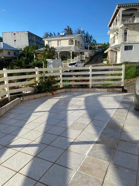 Property building, Neighbourhood, Balcony/Terrace, Sea view, Street view