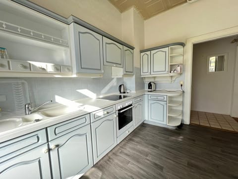 Kitchen or kitchenette, minibar, pet friendly, stove