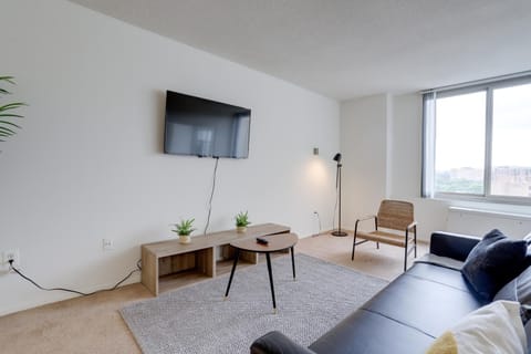 Incredible 1 BR Apt + Den @Crystal City With Gym Apartamento in Crystal City