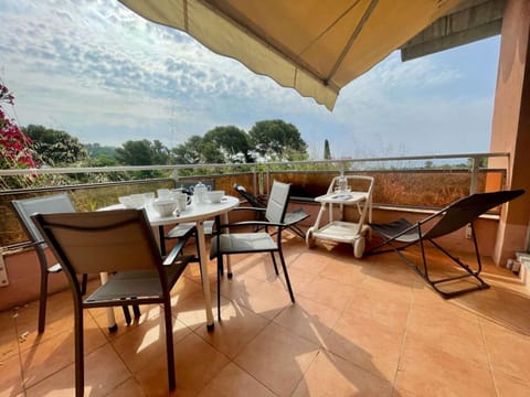 Studio cabine 4 pers avec terrasse, parking et accès plage - FR-1-226B-167 Cabin in Cavalaire-sur-Mer