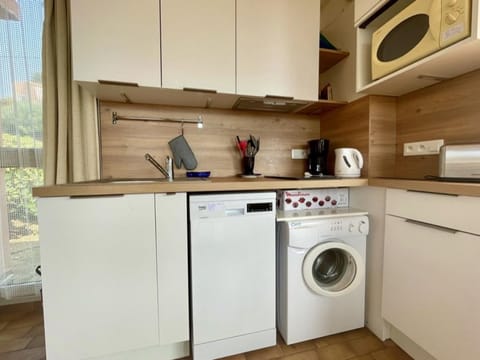 Studio cabine 4 pers avec terrasse, parking et accès plage - FR-1-226B-167 Cabin in Cavalaire-sur-Mer