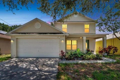 Elegant Comfort - Newly Updated 3BR with Cozy Master Suite - Pet Friendly Casa in Tarpon Springs