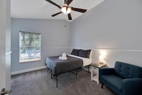 Elegant Comfort - Newly Updated 3BR with Cozy Master Suite - Pet Friendly Maison in Tarpon Springs