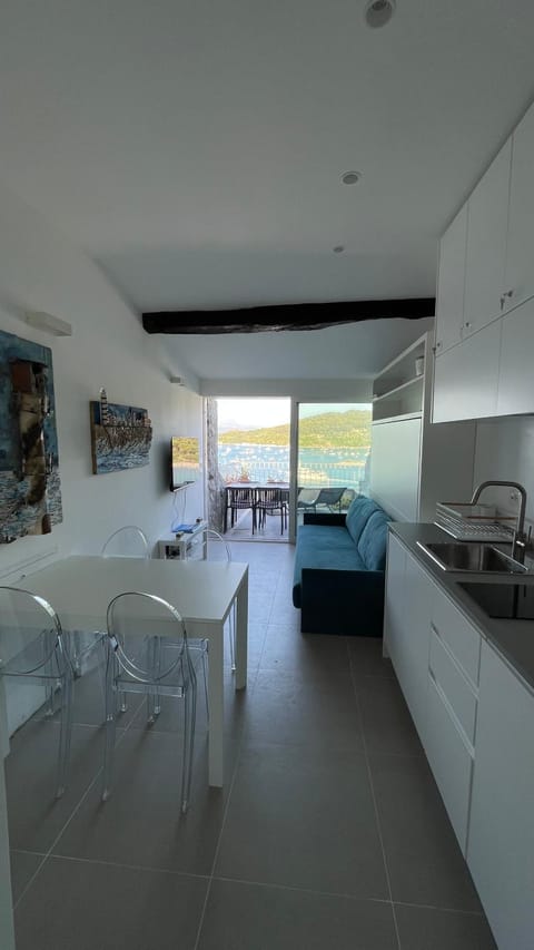 Kitchen or kitchenette, Seating area, Dining area