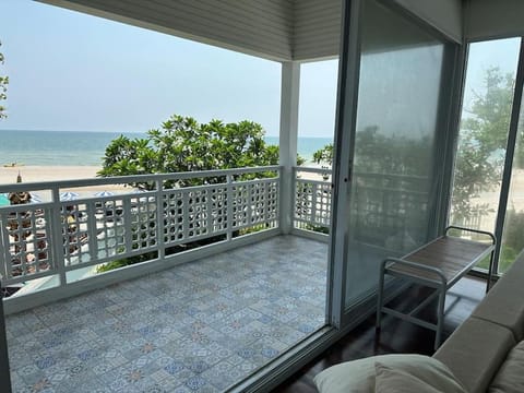 Huahin Beach House Right on the Beach House in Nong Kae