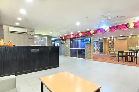 Restaurant/places to eat, Lobby or reception, Banquet/Function facilities, Seating area, air conditioner