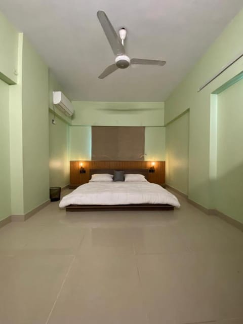 3 Bed DD Luxury Apt SMCHS Condo in Karachi