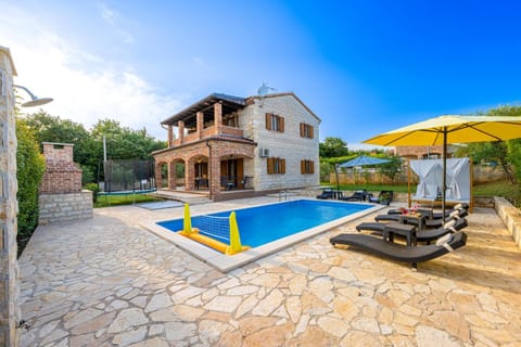 Property building, Patio, Day, Garden, Garden view, Pool view, Swimming pool, sunbed