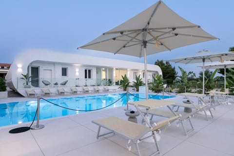 Patio, Balcony/Terrace, Pool view, Swimming pool, Swimming pool, sunbed