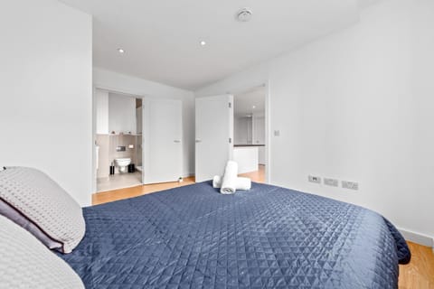 London's Charm 2 BR Flat CB3 Condo in Croydon