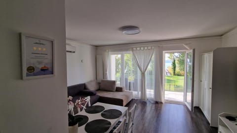 Vízparti Apartman Apartment in Balatonszárszó