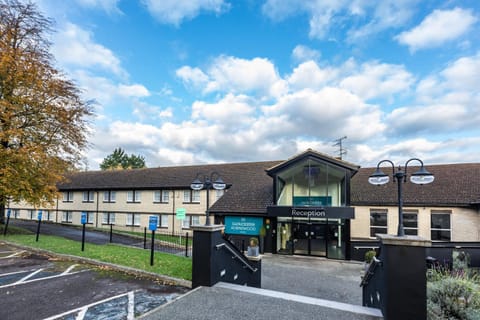 Property building, Facade/entrance, Garden, Parking