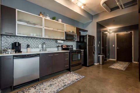 Sleek and Spacious Condo In East! House in East Nashville