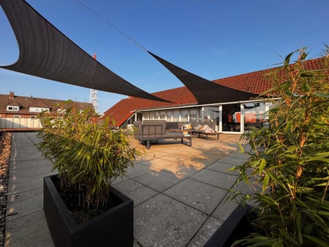 Property building, Day, Balcony/Terrace