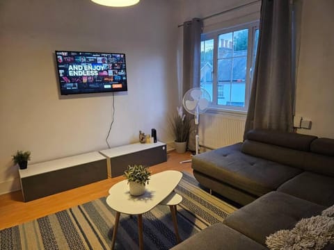 Stylish 2 Bed Apt - Harry Potter/ Leavesden Studios/Watford/Hemel Hempstead - Families/Professionals & Contractors Welcome - Serviced Accomodation Apartment in Watford