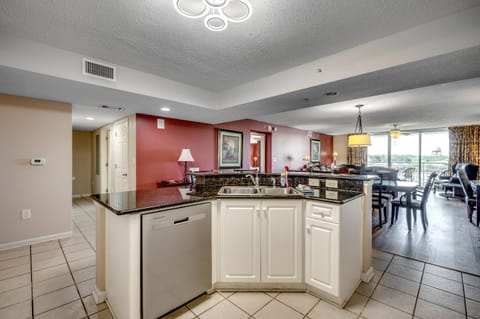 Kitchen or kitchenette, Dining area, oven