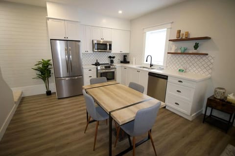 DTK Farmhouse 2in1 for 10 People Apartment in Waterloo