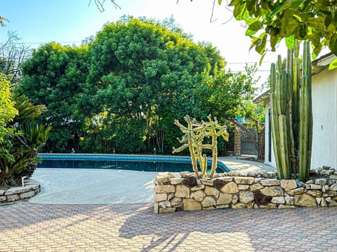Charming 1 BR Poolside Retreat - Lou2-Bur Maison in North Hollywood