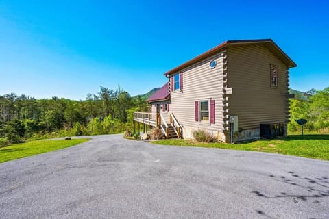 Good Times 2 - Family Lodge-Fire Pit, Theater, Hot Tub & Pool Table House in Sevierville