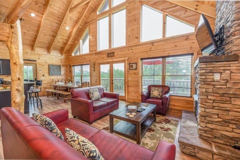 Good Times 2 - Family Lodge-Fire Pit, Theater, Hot Tub & Pool Table House in Sevierville