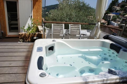 studio indépendant avec spa privé +piscine chauffé Condo in Solliès-Toucas