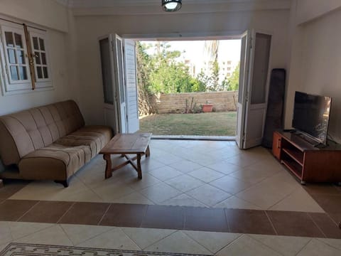 Patio, Communal lounge/ TV room, TV and multimedia, Living room, Seating area, Evening entertainment, Garden view