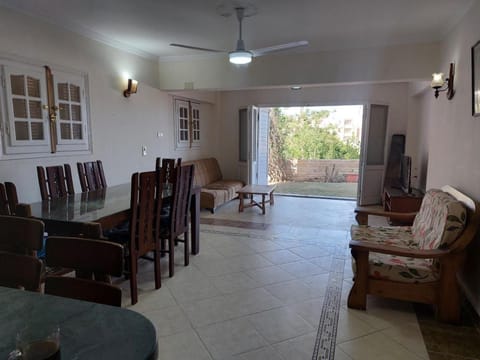 Communal lounge/ TV room, TV and multimedia, Living room, Seating area, Dining area, Evening entertainment, fireplace