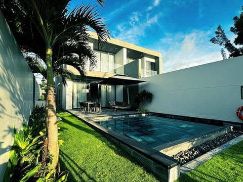 Property building, Garden, Garden view, Pool view, Swimming pool, sunbed