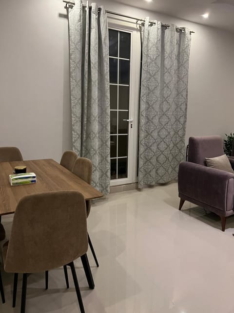 شقة فندقية بغرفة نوم ومطبخ كامل وصالة مدخل خاص Apartment in Al Madinah Province