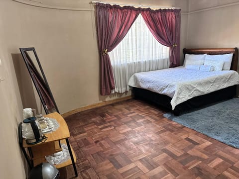 Nomacurvy guest house Bed and Breakfast in Roodepoort