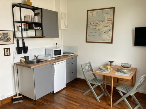 Kitchen or kitchenette, Dining area