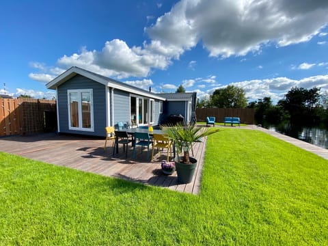 Property building, Spring, Day, Natural landscape, Garden, Dining area, Garden view