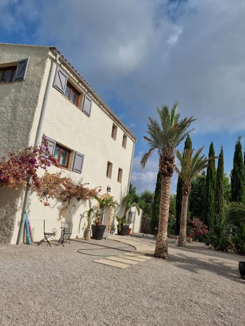 Property building, Facade/entrance, Day