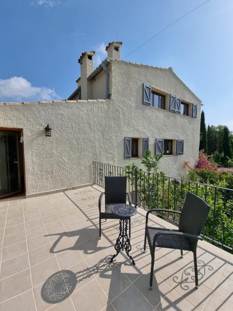 Property building, Day, Balcony/Terrace