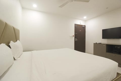 Bed, TV and multimedia, Bedroom