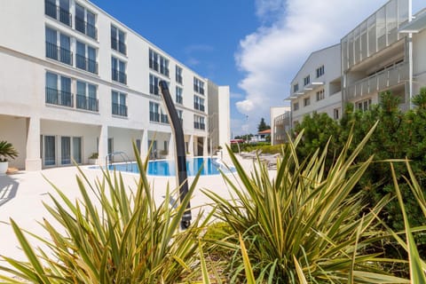 Property building, Day, Pool view, Swimming pool