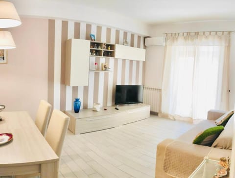 Communal lounge/ TV room, TV and multimedia, Living room, Seating area, Evening entertainment
