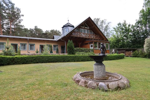 Property building, Day, Natural landscape, Garden, Garden view