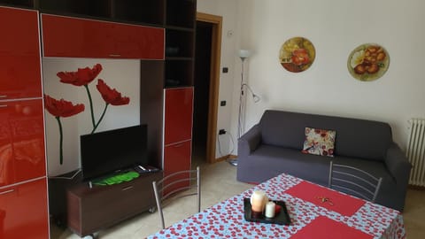 Bed, TV and multimedia, Living room, Seating area