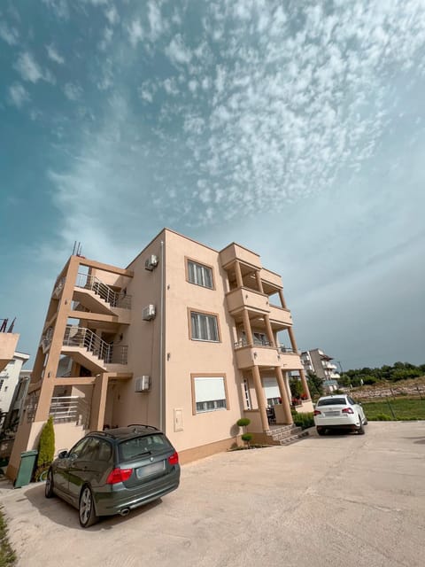 Property building, Day, Neighbourhood, Street view, Parking